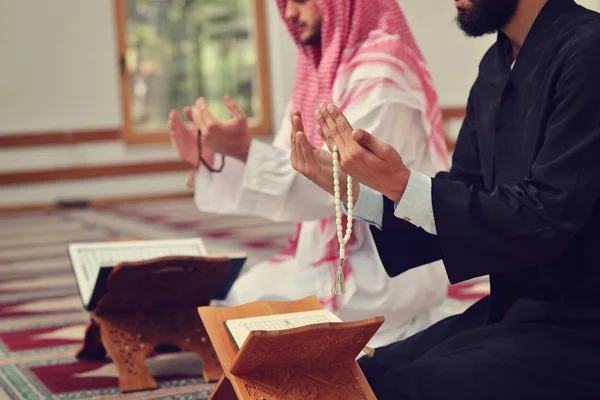 Dois muçulmanos religiosos rezando juntos dentro da mesquita — Fotografia de Stock