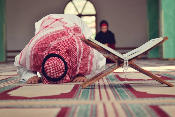 Muçulmano homem e mulher orando por Deus na mesquita juntos — Fotografia de Stock