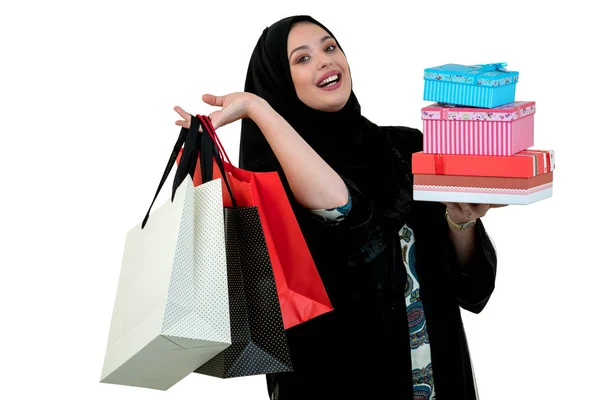 Boldog fiatal muzulmán nő bevásárló táska, és elszigetelt fehér háttér felett díszdobozok — Stock Fotó