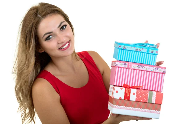 Retrato de una chica bonita sonriente sosteniendo una pila de cajas de regalo aisladas sobre fondo blanco — Foto de Stock