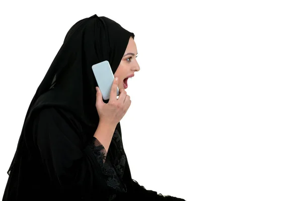 Bella musulmana giovane donna indossare Hijab con volto felice fare una chiamata utilizzando il suo telefono cellulare — Foto Stock