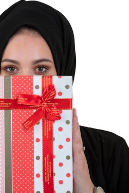 Hediye kutusu beyaz arka plan üzerinde izole mutlu genç Müslüman kadınla