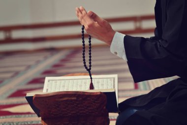 Camii iç arka plan ile dua Müslüman halkının el