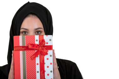 Hediye kutusu beyaz arka plan üzerinde izole mutlu genç Müslüman kadınla