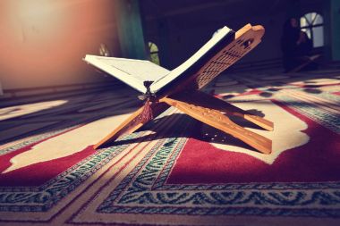 Kur'an-ı Kerim cami - namaz için açık