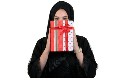 Hediye kutusu beyaz arka plan üzerinde izole mutlu genç Müslüman kadınla