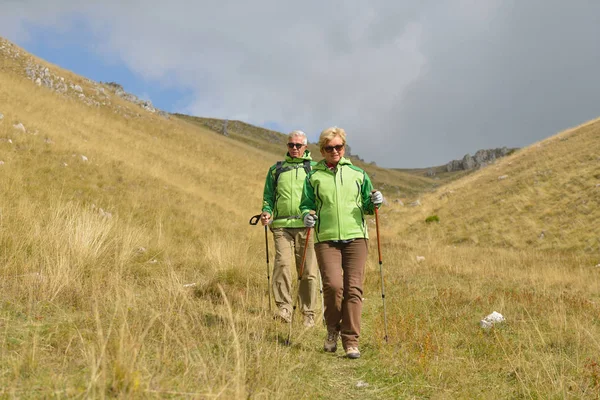 Senior turist par vandring i de vackra bergen — Stockfoto