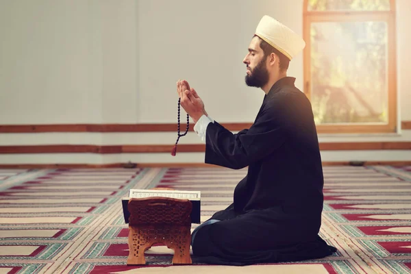 모스크 안에서 기도하고 있는 종교 음악 인 — 스톡 사진