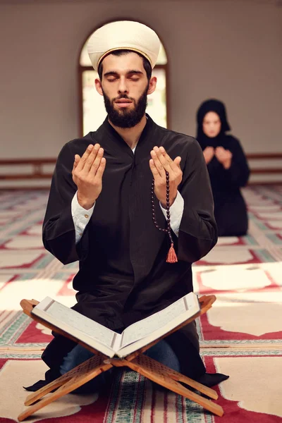 Hombres y mujeres musulmanes rezando juntos por Alá en la mezquita —  Fotos de Stock