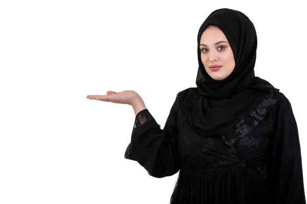 Foto studio wanita muda mengenakan pakaian tradisional Arab. Dia memegang tangannya ke samping. — Stok Foto