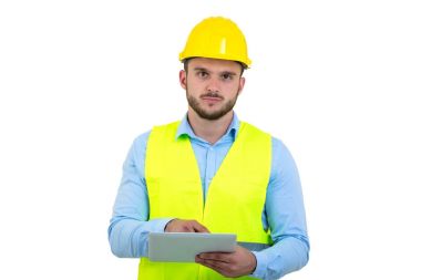 tablet PC beyaz izole, çalışan yakışıklı mühendisi