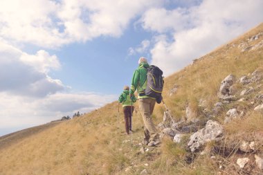 üst düzey bir turist çift güzel dağlar hiking