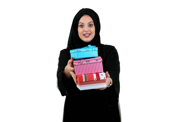 Heureuse jeune femme musulmane avec sac à provisions et boîtes-cadeaux isolées sur fond blanc — Photo