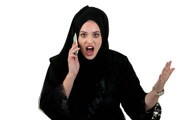 Bella musulmana giovane donna indossare Hijab con volto felice fare una chiamata utilizzando il suo telefono cellulare — Foto Stock