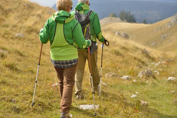 Senior tourist couple hiking at the beautiful mountains — Stock Photo, Image