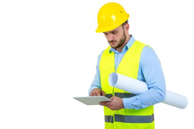 tablet PC beyaz izole, çalışan yakışıklı mühendisi