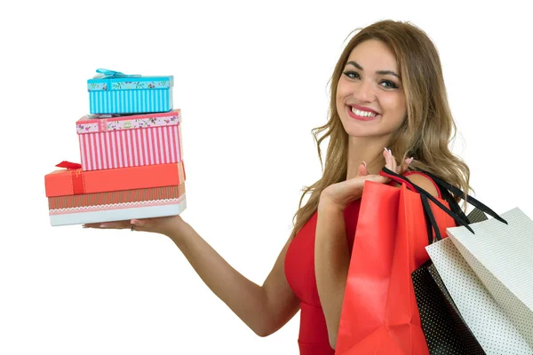 Ritratto di una bella ragazza sorridente che tiene una pila di scatole regalo isolate su sfondo bianco — Foto Stock