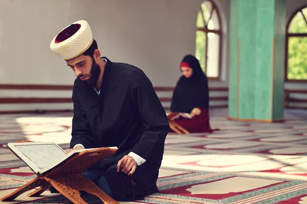 イスラム教徒の男性と女性のモスクでアッラーのために一緒に祈って — ストック写真
