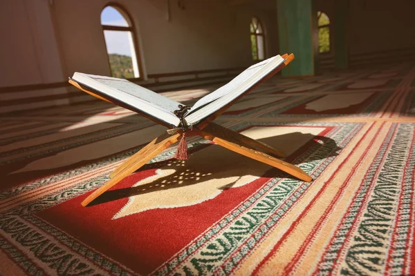 Kur'an-ı Kerim cami - namaz için açık — Stok fotoğraf