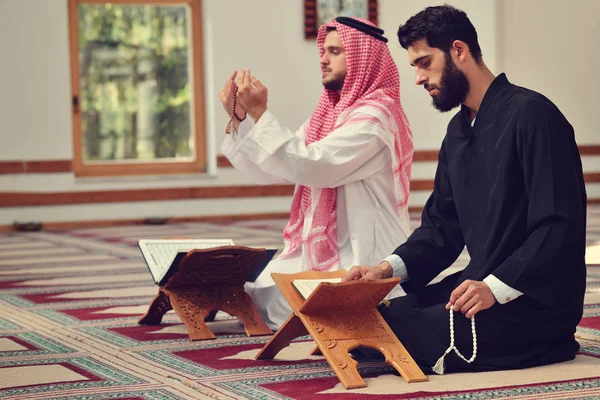 Deux religieux musulmans priant ensemble dans la mosquée — Photo