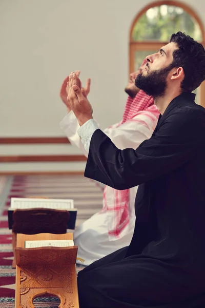 Dois muçulmanos religiosos rezando juntos dentro da mesquita — Fotografia de Stock