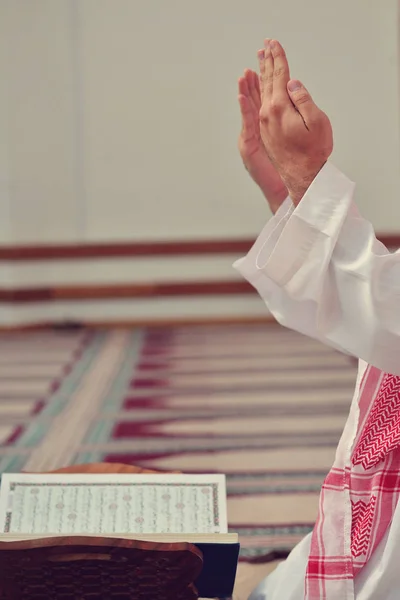 モスク内部の背景と祈るイスラム教徒の人の手 — ストック写真