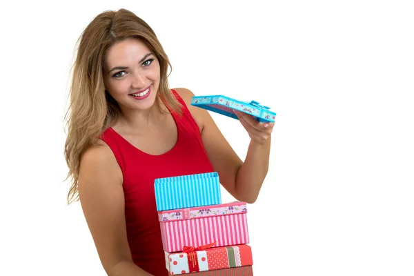 Πορτρέτο του ένα χαμογελαστό όμορφο κορίτσι εκμετάλλευση στοίβα κιβώτια δώρων που απομονώνονται σε λευκό φόντο — Φωτογραφία Αρχείου
