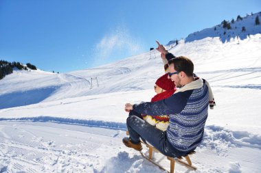 romantik kış sahne, kış vacatio, dağ doğa manzara üzerinde taze gösteri eğleniyor mutlu genç Çift