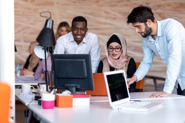 değiş tokuşu fikirleri öğrenme dizüstü kullanarak ve konuşuyor, çeşitli üniversite öğrencileri