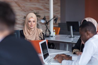 Girişimci iş adamları modern ofiste her gün çalışıyorlar..