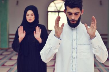 Müslüman erkek ve kadın camide dua