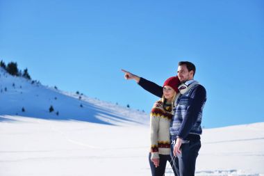 Kızak ve güneşli kış gününde zevk genç Çift