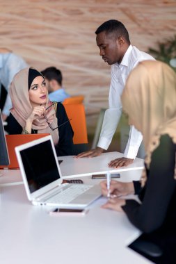 Yeni proje üzerinde ofisinde çalışan genç iş adamları. başlangıç, kavram, takım