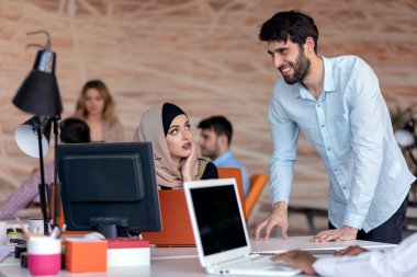 Yeni proje üzerinde ofisinde çalışan genç iş adamları. başlangıç, kavram, takım