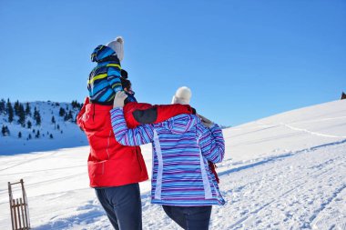 güzel güneşli kış günü doğada açık taze karda oynarken mutlu genç aile