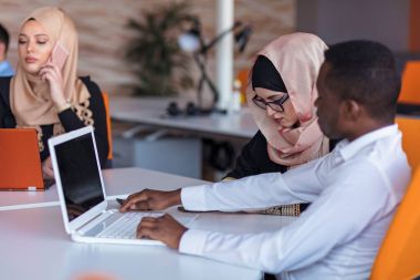 Modern başlangıç ofisinde çalışan güzel telefon operatörü Arap kadın