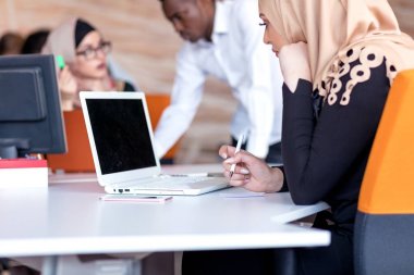 Yeni proje üzerinde ofisinde çalışan genç iş adamları. başlangıç, kavram, takım