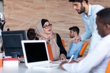 değiş tokuşu fikirleri öğrenme dizüstü kullanarak ve konuşuyor, çeşitli üniversite öğrencileri