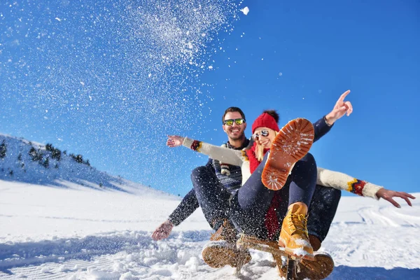 Cena de inverno romântico, jovem casal feliz se divertindo em show fresco no inverno vacatio, paisagem da natureza da montanha — Fotografia de Stock