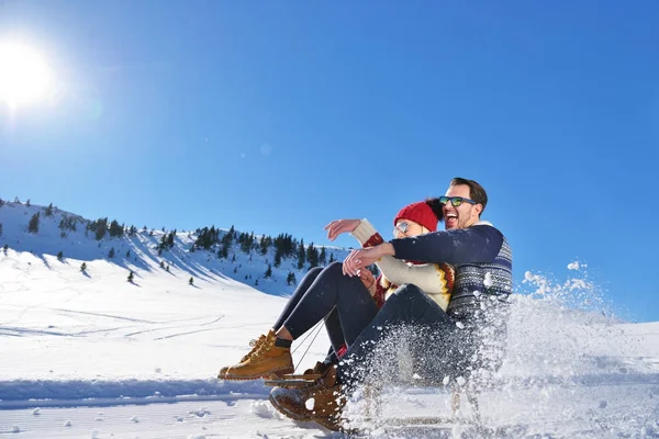 Cena de inverno romântico, jovem casal feliz se divertindo em show fresco no inverno vacatio, paisagem da natureza da montanha — Fotografia de Stock