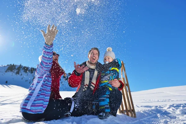 Boldog fiatal család játszik a friss hóban gyönyörű napsütéses téli nap, kültéri, természet — Stock Fotó