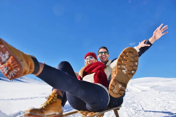 Cena de inverno romântico, jovem casal feliz se divertindo em show fresco no inverno vacatio, paisagem da natureza da montanha — Fotografia de Stock