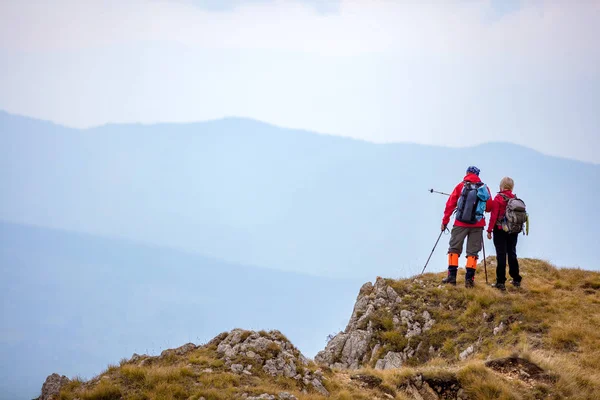 Macera seyahat, turizm, zam ve insan kavramı - açık havada yürümek ile gülümseyen iki sırt çantaları — Stok fotoğraf