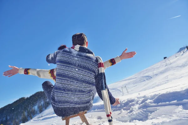 Romántica escena de invierno, feliz pareja joven divirtiéndose en espectáculo fresco en vacaciones de invierno, paisaje de naturaleza de montaña — Foto de Stock