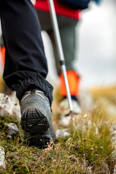 Mountain hiking. Lens flare, shallow depth of field. — Stock Photo, Image