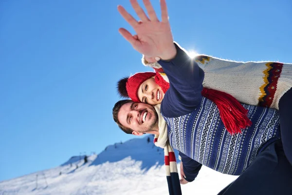 Pareja cariñosa jugando juntos en nieve al aire libre . — Foto de Stock