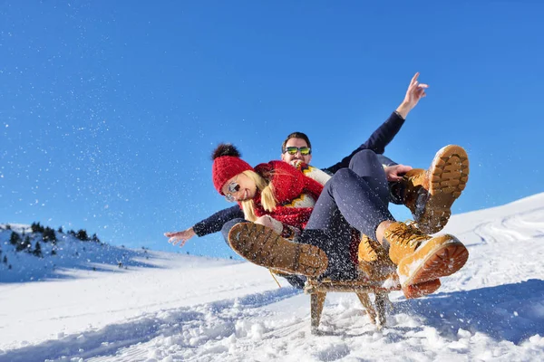 Романтическая зимняя сцена, счастливая молодая пара веселится на свежем шоу на зимних каникулах, горный пейзаж природы — стоковое фото