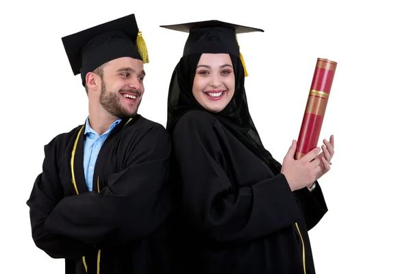 Két boldog végzős Arab muszlim diákok portréja. Elszigetelt fehér háttér felett. — Stock Fotó
