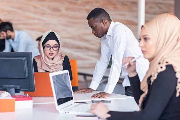 Yeni proje üzerinde ofisinde çalışan genç iş adamları. başlangıç, kavram, takım