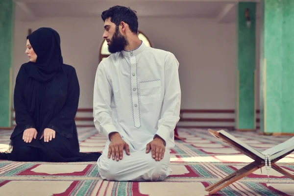 Homem e mulher muçulmanos rezando na mesquita — Fotografia de Stock